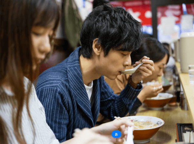 ラーメンを食べる男性